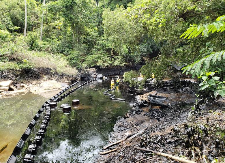 Así, manchado, quedó Pozo Azul, luego del derrame de petróleo provocado por el Eln. FOTO Cortesía Ecopetrol