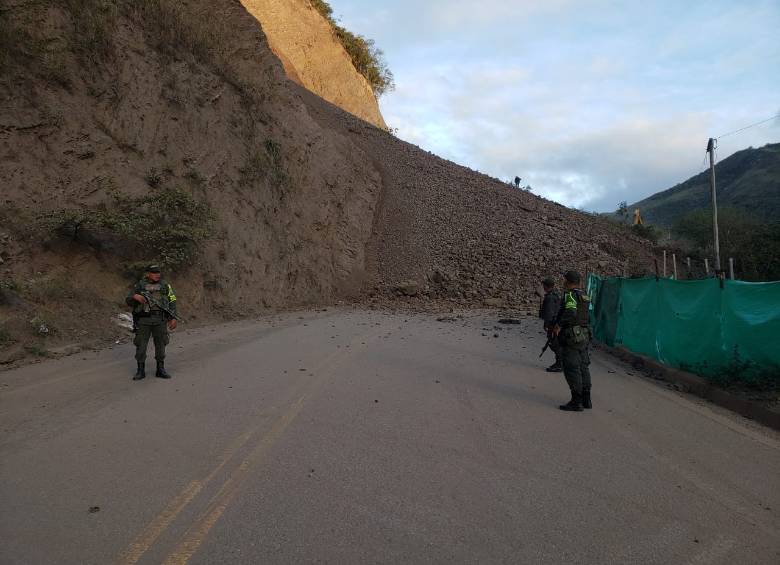 El deslizamiento ocurrió en el sector de Peñas Blancas, kilómetro 26+000. FOTO: Cortesía Policía de carreteras. 