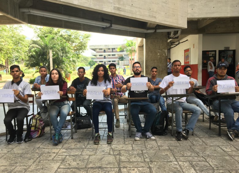Estudiantes de la Universidad de Carabobo se manifiestan en contra de la crisis por la que pasa su institución. FOTO Cortesía