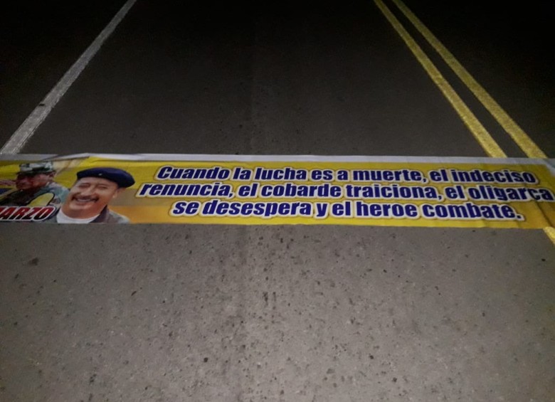 Pancarta de propaganda de las Farc hallada junto al carro bomba. FOTO: Cortesía.