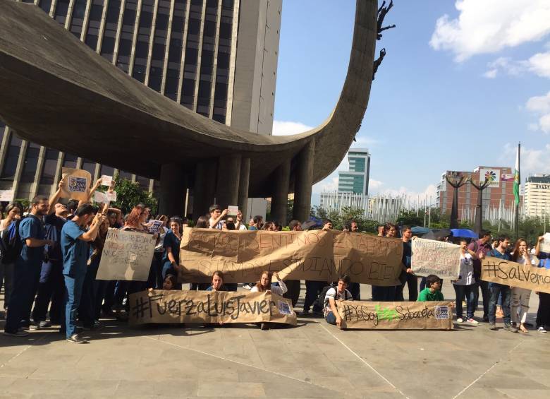 Estudiantes, padres de familia y algunos profesores manifestaron su inconformidad este jueves. FOTO CORTESÍA