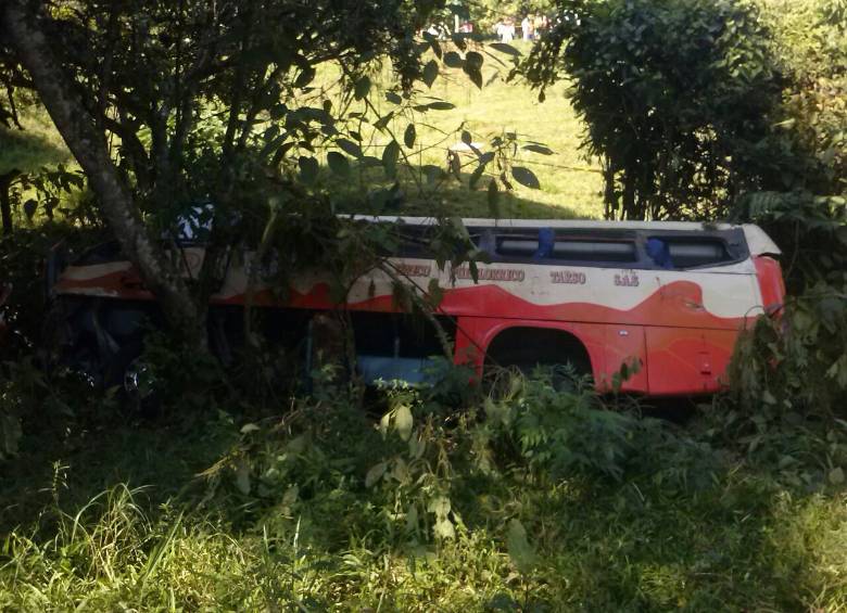 Bomberos de la región atendieron a los heridos. FOTO DAPARD. 