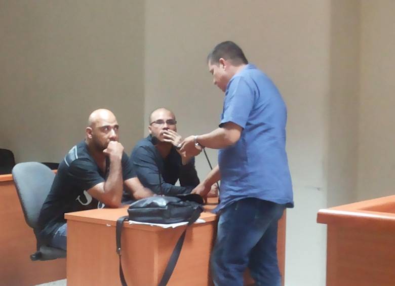 Estos son el expolicía Eder Villada (de gafas) y Jaider Muñoz, ambos oriundos de Medellín. Fueron enviados a la cárcel de Itagüí. FOTO: Nelson Matta
