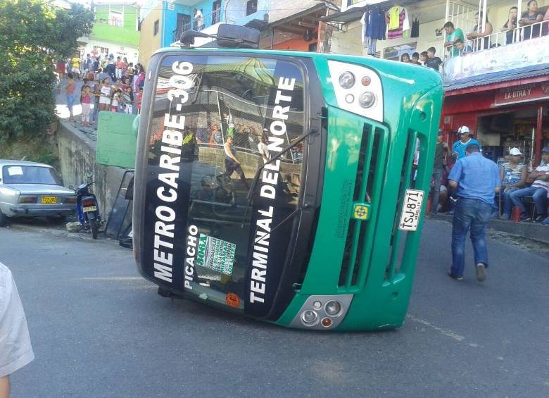 Un bus alimentador del metro de Medellín se volcó este martes en la calle 98 con carrera 84, barrio El Picacho, occidente de Medellín. FOTO CORTESÍA