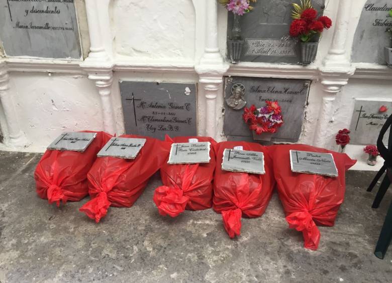 Algunos de los restos que fueron trasladados al mausoleo del cementerio Universal. FOTO CORTESÍA