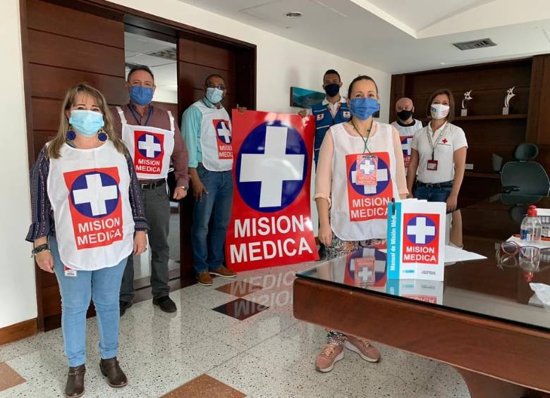 Con los emblemas de la Cruz Roja, el personal de asistencia del General espera estar protegido de agresiones. FOTO CORTESÍA
