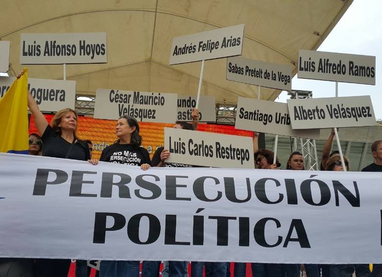 En la tarima ubicada en el Parque de las Luces, varias mujeres pidieron la libertad de políticos que están siendo investigados por parapolítica, la Yidispolítica, chuzadas y Agro Ingreso Seguro, afirmando que es una persecución política. FOTO DONALDO ZULUAGA