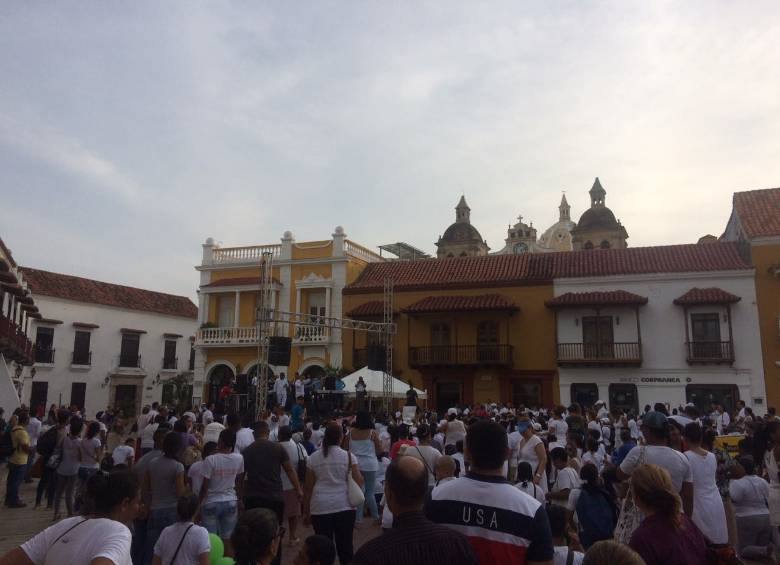 Por lo menos un millar de creyentes de distintas religiones oraron el pasado martes arrodillados frente a la alcaldía de Cartagena. FOTO COLPRENSA