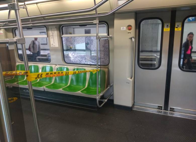 Ventana de unos de los trenes del metro fue impactada por una roca. FOTO CORTESÍA