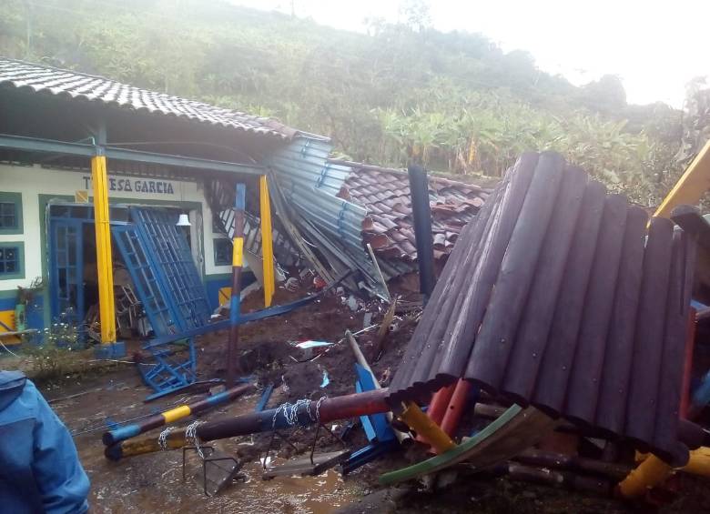 Las autoridades del Quindío confirmaron la muerte de dos personas, entre ellas un menor, tras el deslizamiento que se presentó en la mañana de este sábado en la sede Teresa García de la Institución Educativa San Rafael. Foto: Colprensa
