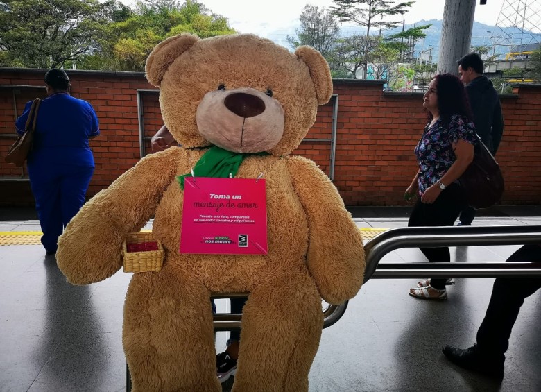 ¿Qué hace un oso de peluche viajando en el Metro de Medellín?