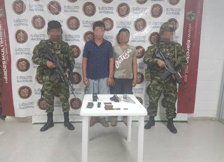 Captura de dos presuntos guerrilleros del Eln. FOTO CORTESÍA EJÉRCITO