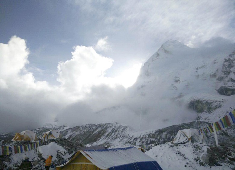 El movimiento telúrico causó varias avalanchas en el Everest que enterraron parte del campamento base donde se encontraban 1.000 escaladores y guías. FOTO Azim Afif - AP