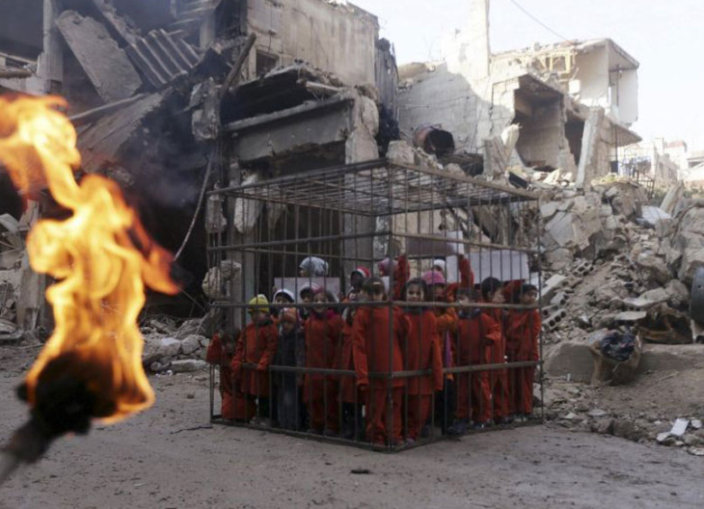Niños enjaulados. Esta foto se viralizó como los niños que el ISIS iba a quemar. Se trataba de una protesta en Siria.