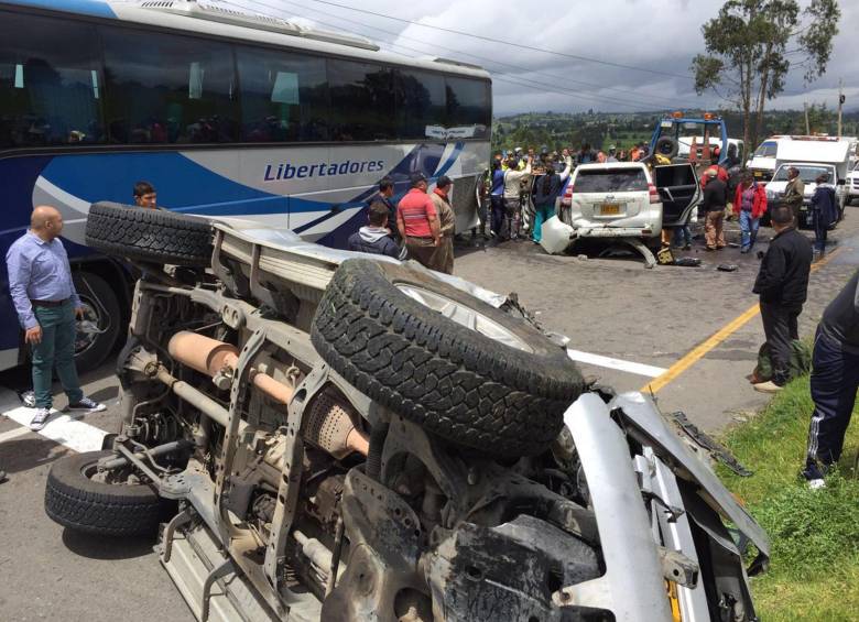 El vehículo perdió el control y chocó de frente contra una flota de pasajeros de Expreso Libertadores. FOTO Cortesía Diario El Tiempo