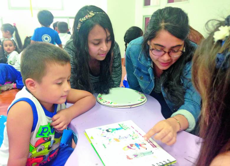 Niños y niñas disfrutan de la actividad realizada por estudiantes de la Universidad de Antioquia. FOTO Cortesía u. de a.