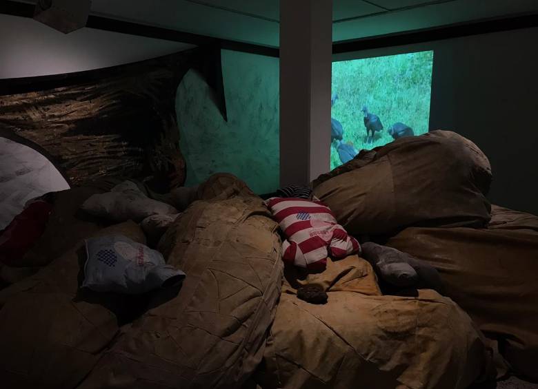 La intervención “Nada dorado permanece”, de Óscar Murillo, (Video Inatalcion y pintura) hace parte de la exposición Fortuna del Museo Universitario de la Universidad de Antioquia (Muua). Foto: Cortesía 