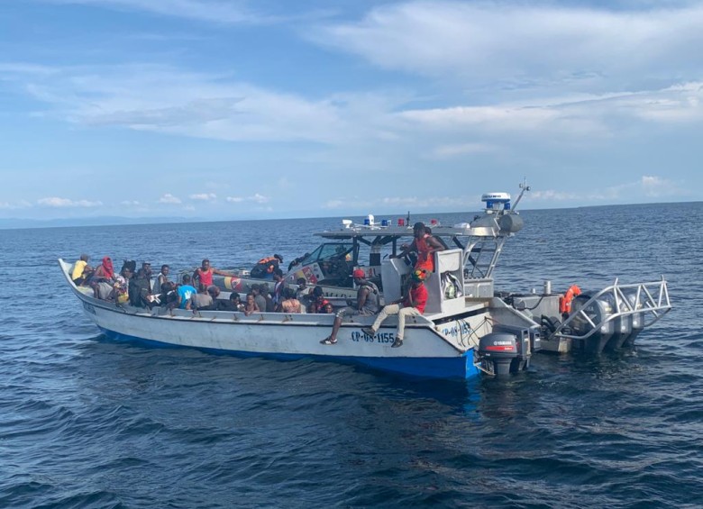 Los migrantes fueron rescatados por un bote pesquero. FOTO CORTESÍA ARMADA