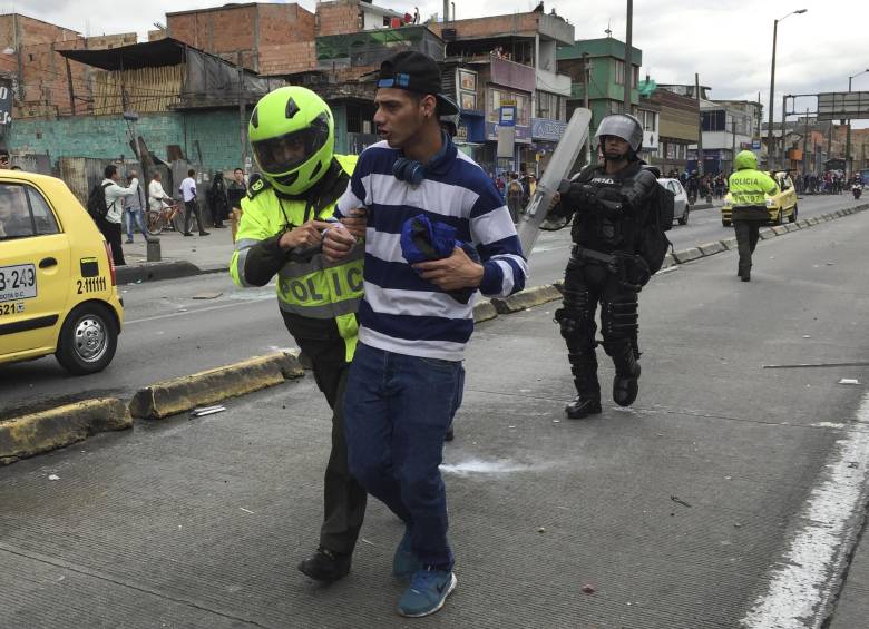 Durante los desmanes que comenzaron por la protesta de los usuarios ante la demora en el servicio, 21 articulados y tres buses alimentadores terminaron con los vidrios rotos. FOTO COLPRENSA