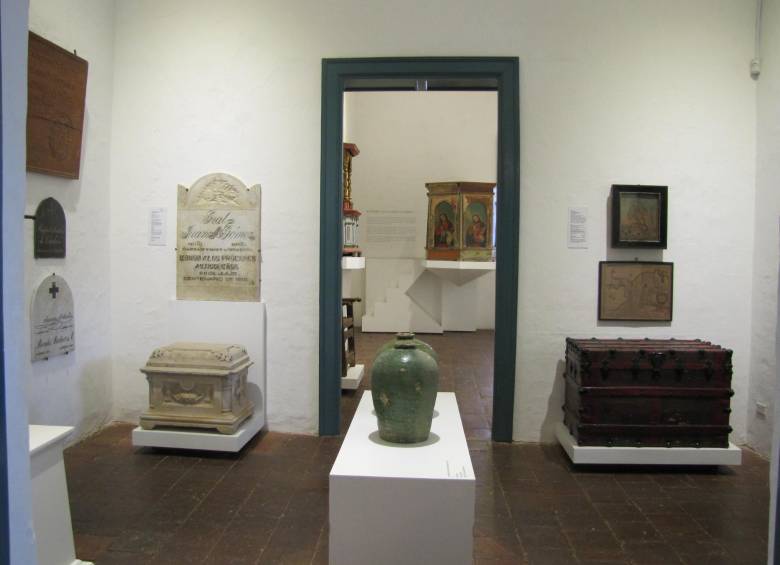 Una sala se subdivide en dos partes: lo civil en la Colonia y Cementerio... Tinajones de aceite separan el espacio. FOTO Cortesía 