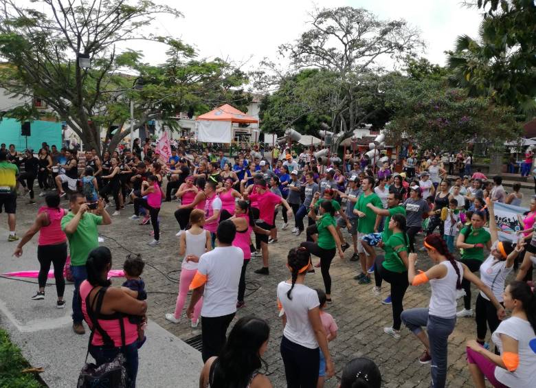 Este año se espera pasar la barrera de los 20.000 inscritos en el Suroeste en el programa Por Su Salud Muévase Pues. Acá, una actividad en el municipio de Valparaíso. FOTO cortesía Éder Zuleta 