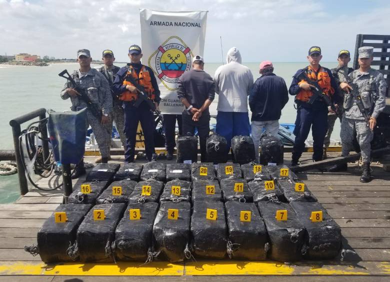 Esta es la cocaína decomisada y las personas capturadas en aguas del Cabo de la Vela, en La Guajira. FOTO: cortesía de la Armada Nacional.