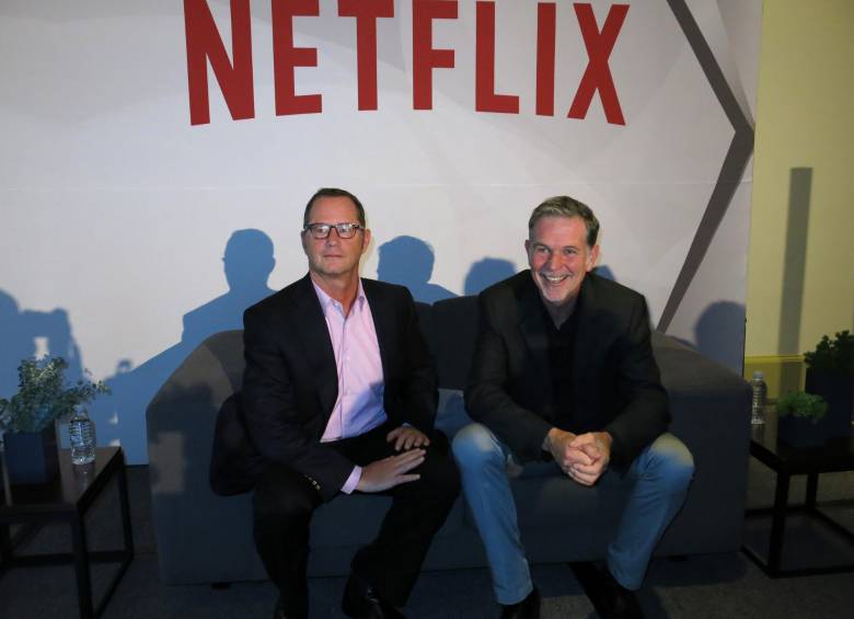 A la derecha Reed Hastings, CEO y fundador de Netflix sentado al lado de Jonathan Friedland, Director de comunicaciones de la compañía, hablaron en México sobre el negocio para latinoamérica. FOTO AP