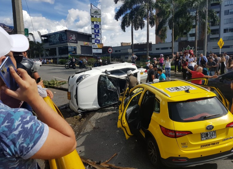 Accidente de tránsito en la avenida Palmas, a la altura del mall Palma Grande. FOTO CORTESÍA GUARDIANES