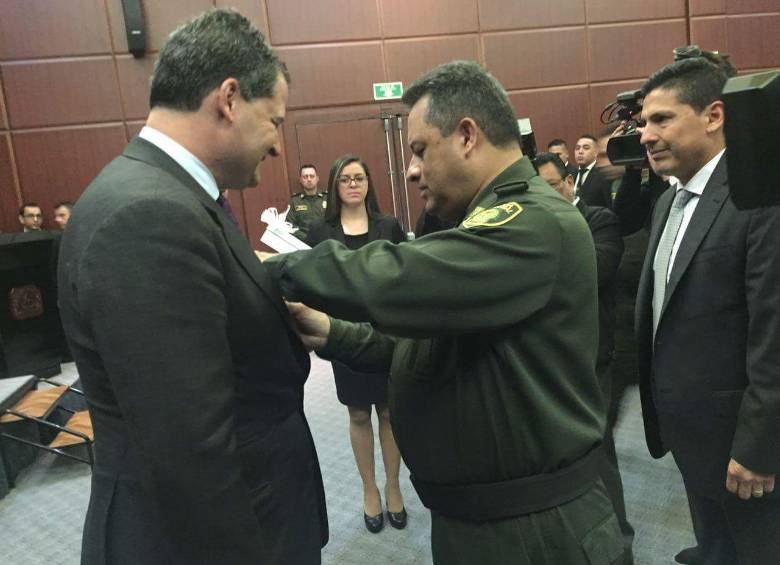 Jorge Nieto, director de Policía Nacional, condecoró a Jaramillo. FOTO: Cortesía OFicina Alto Comisionado de la Paz