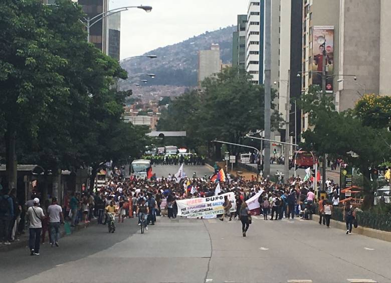 Estudiantes de Medellín marchan por recursos para universidades