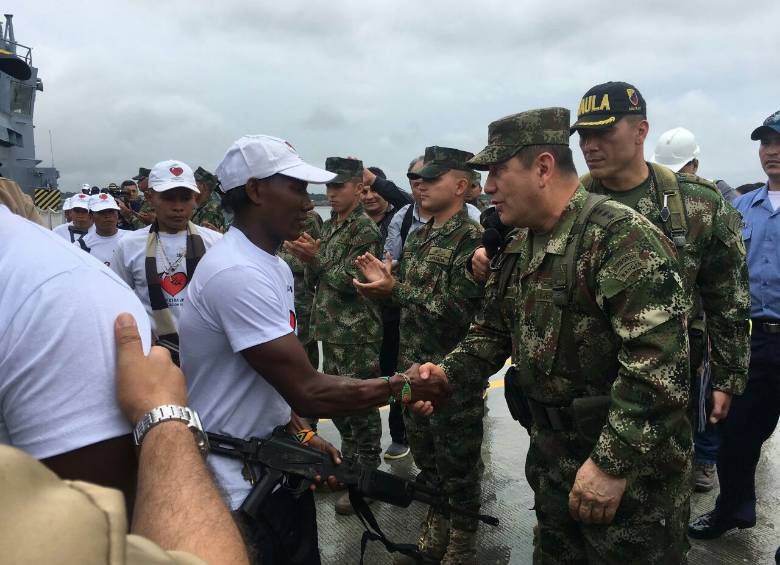 El general Juan Pablo Rodríguez, comandante de las Fuerzas Militares, recibe a personas que dejan las armas, en este caso del Frente Cimarrón del Eln. FOTO Archivo Colprensa