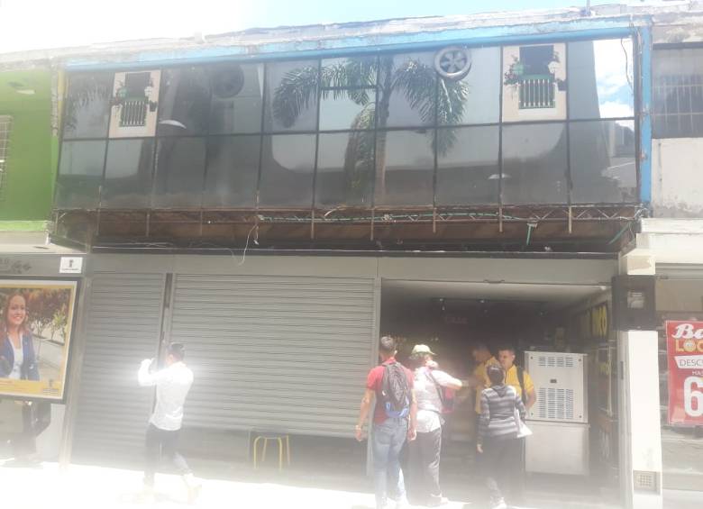 Techo de un local de comidas rápidas colapsó en el centro de Medellín