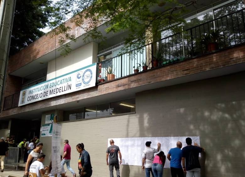En la institución educativa Concejo de Medellín en el barrio Calasanz, de la comuna 12 las personas acuden a votar esta mañana. Foto Mateo Isaza