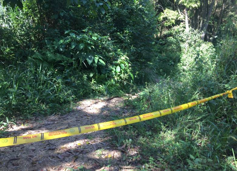 Este es el acceso al sendero boscoso en el cual fue encontrado el cadáver de la mujer. FOTO: Andrés Osorio.