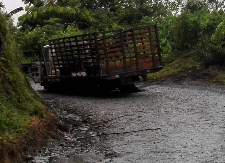 Vehículo incinerado al parecer por el Eln en la vía Quibdó Medellín. Foto: Cortesía