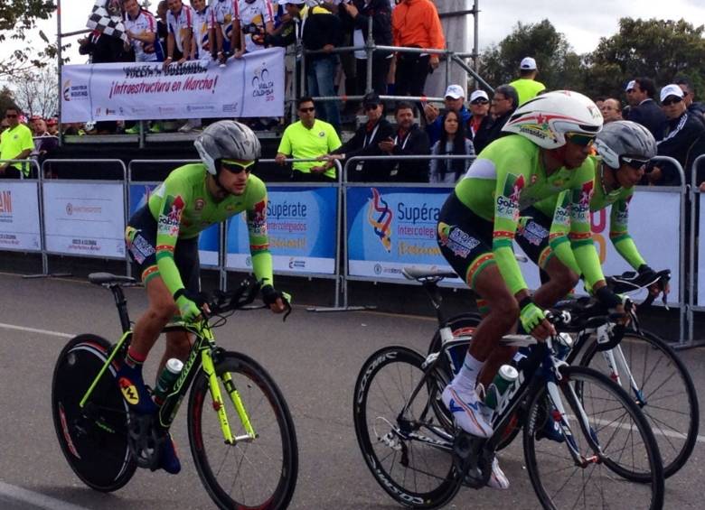Luego de completar 10 kilómetros montado en su bicicleta el presidente Juan Manuel Santos dio inició a la Vuelta Colombia. FOTO JULIO CESAR HERRERA