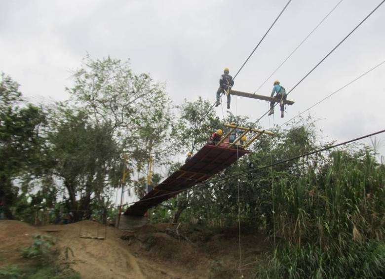 Unos cien turbeños trabajaron de manera voluntaria en la construcción del puente peatonal de la vereda Galilea. FOTO Cortesía 