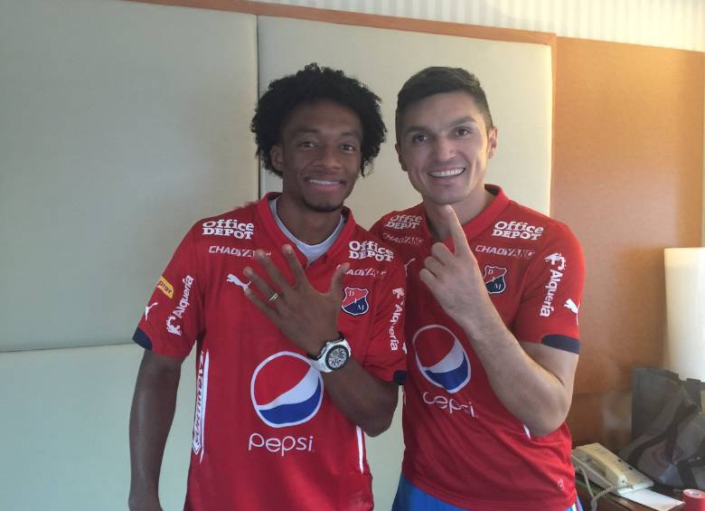La felicidad de Juan Guillermo Cuadrado y Daniel Torres por el sexto título del DIM. Foto tomada de Twitter.