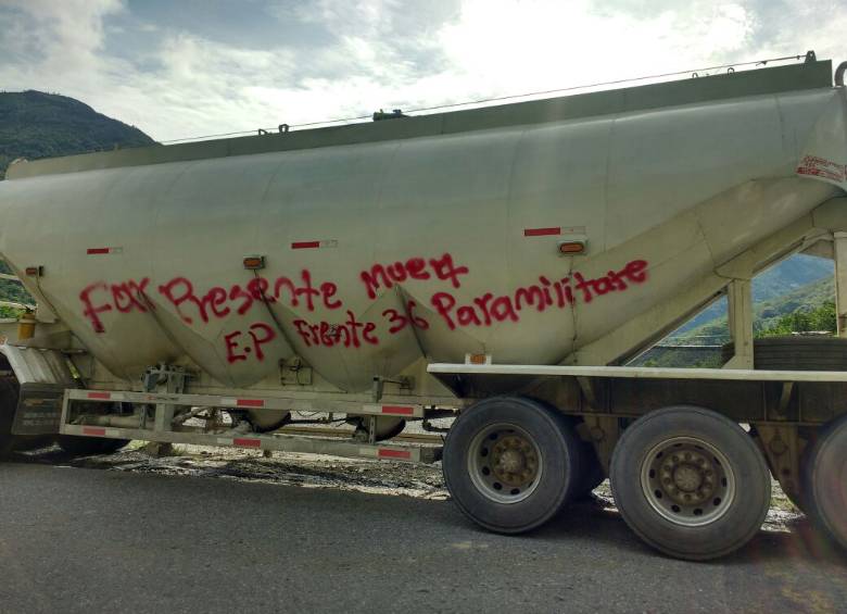 Camión con grafiti en jurisdicción de San Andrés de Cuerquia. FOTO Cortesía