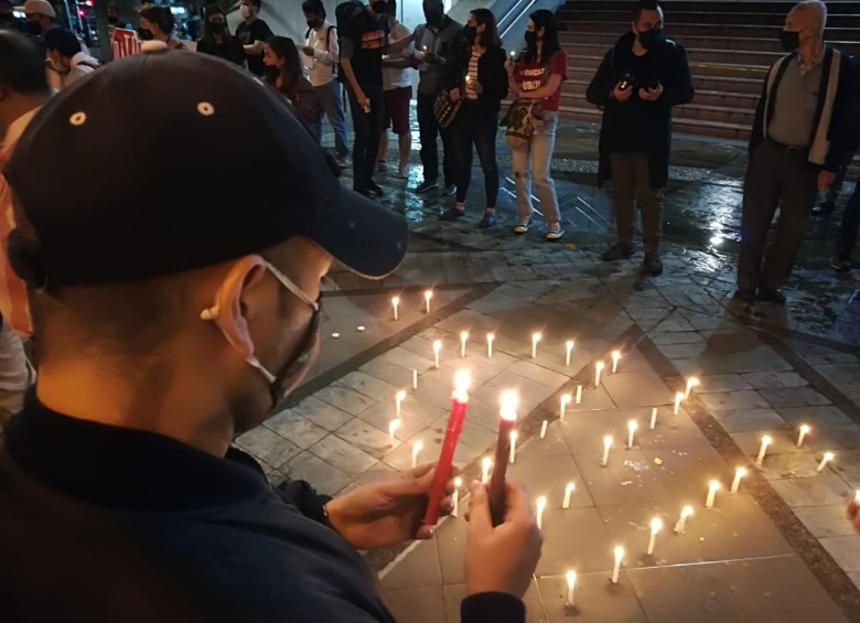 Hacia las 7 de la noche, unas 50 personas llegaron al Parque Berrío con el fin de manifestarse a favor de la vida y en contra del abuso policial. FOTO MANUEL SALDARRIAGA