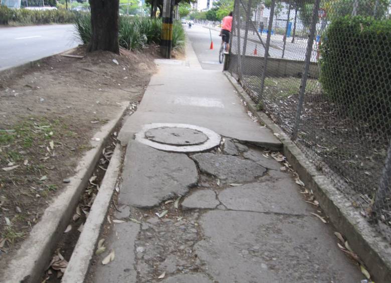 Más huecos en las aceras. FOTO DANIEL PALACIO