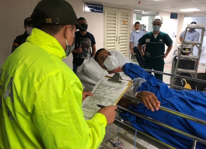 A Juan Julio Osorio Molina, alias “Julito”, le leyeron sus derechos como capturado en una camilla de hospital. FOTO: CORTESÍA DE LA POLICÍA.