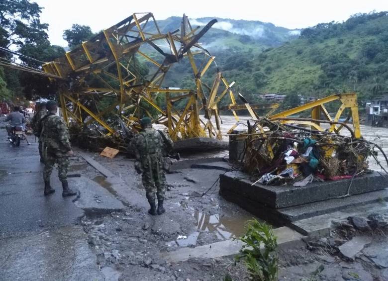 Así quedó el puente viejo de Puerto Valdivia. FOTO EJÉRCITO