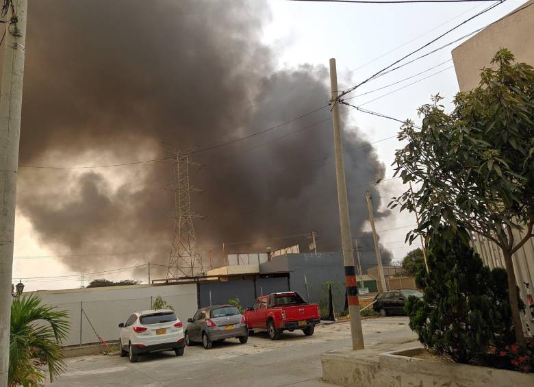 La columna de humo alcanzó 8 metros de altura. FOTO Twitter Jcbernals