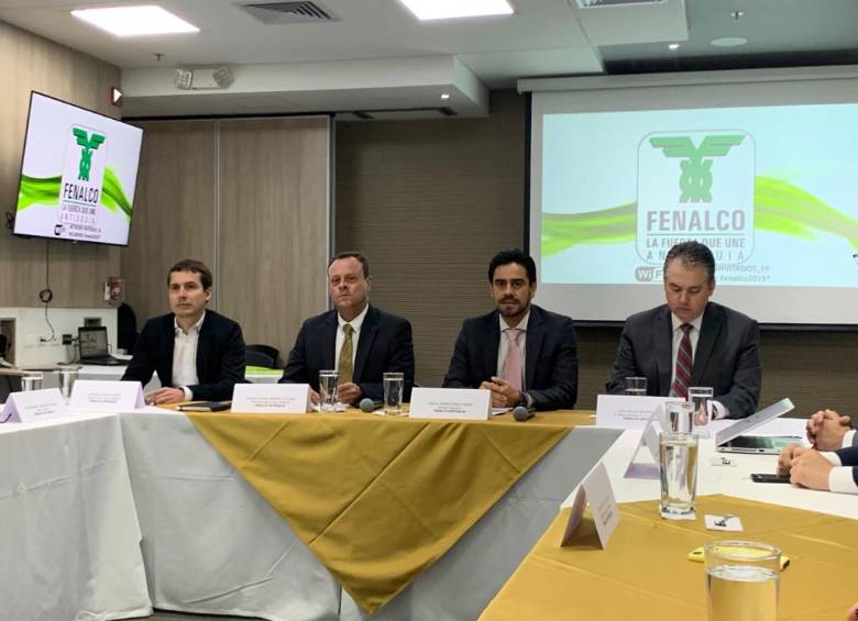 De izquierda a derecha: Santiago Echeverri, miembro de la junta directiva; Carlos Jaramillo, presidente de la junta directiva; Carlos Pineda, director de Fenalco Antioquia, y Juan Restrepo, vicepresidente de la junta directiva. Foto: Sergio Rodríguez