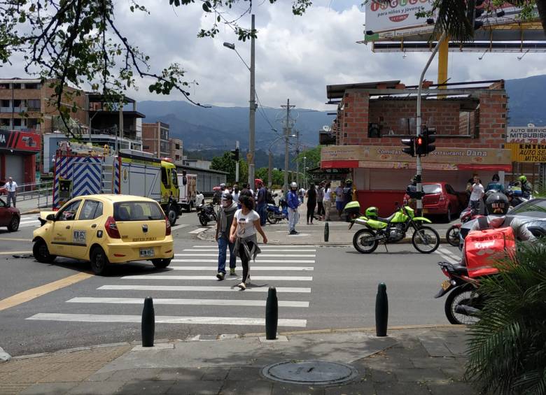 Unidades de emergencia atienden un accidente que se presentó alrededor del medía día de este sábado en cruce de la 70 con la 30 en el occidente de Medellín. Fotos: El Colombiano. 