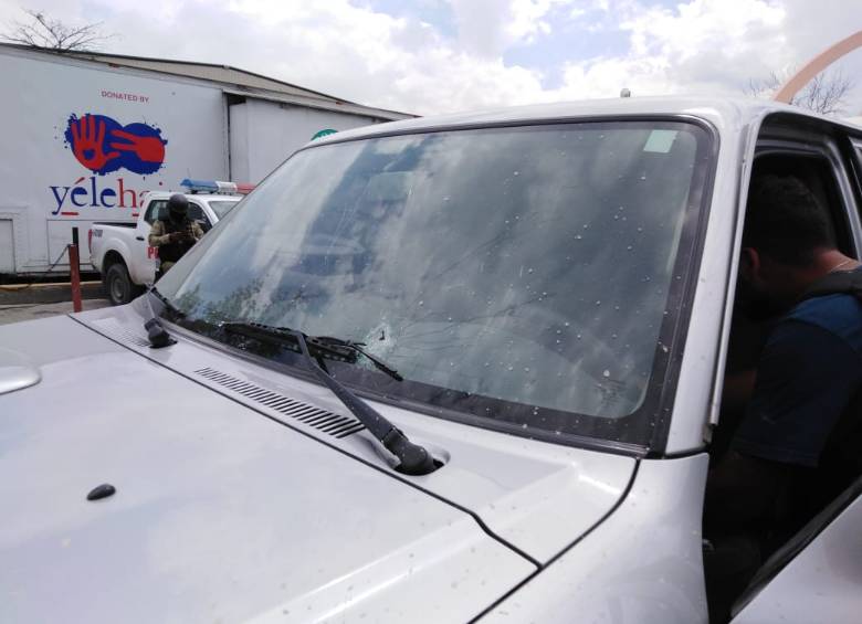 En la camioneta en la que se movilizaba el embajador de Chile en Haiti, Patricio Utreras, quedaron los impactos de bala. FOTO Twitter.