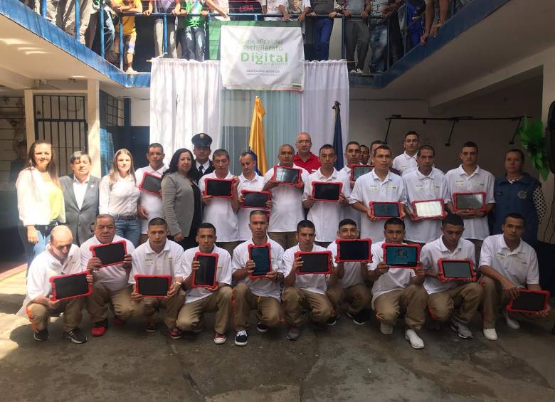 El grupo de internos que comenzó a estudiar en la penitenciaría de La Ceja. FOTO CORTESÍA