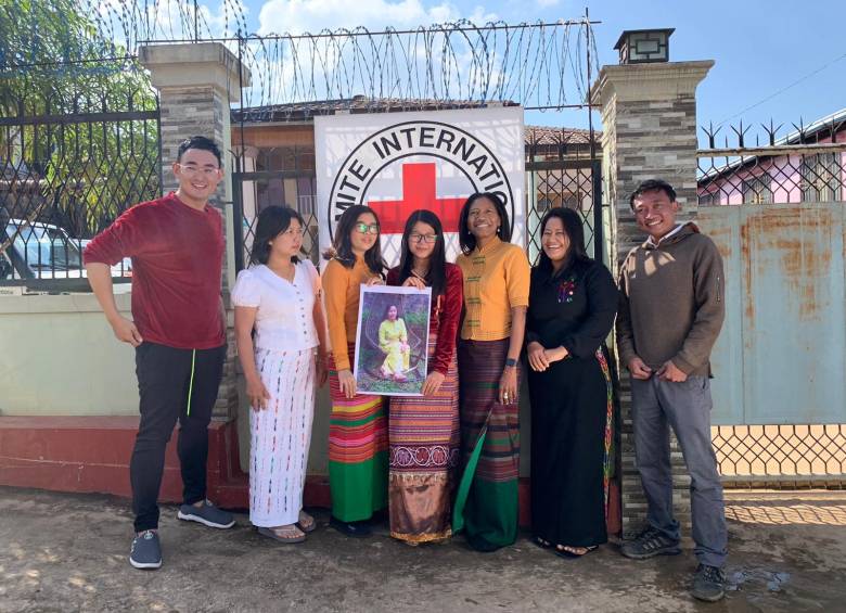 Rubis Mena (quinta de izquierda a derecha) en compañía de su equipo de trabajo en Myanmar. FOTO CORTESÍA