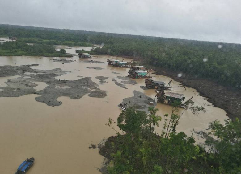 Las Fuerzas Militares y de Policía adelantes operativos contra esta actividad ilícita en Antioquia y Chocó. FOTOS CORTESÍA FUERZA AÉREA
